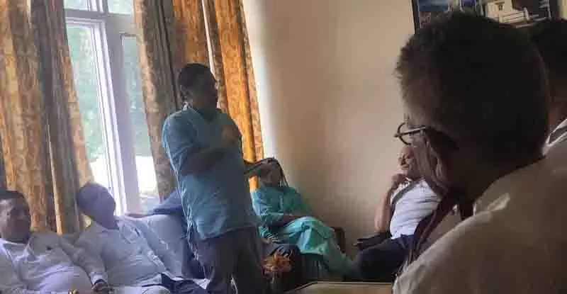 कांग्रेस कार्यकर्ताओं ने Nagrota सूरियां से ब्लॉक विकास कार्यालय के स्थानांतरण का विरोध किया कांग्रेस कार्यकर्ताओं ने Nagrota सूरियां से ब्लॉक विकास कार्यालय के स्थानांतरण का विरोध किया