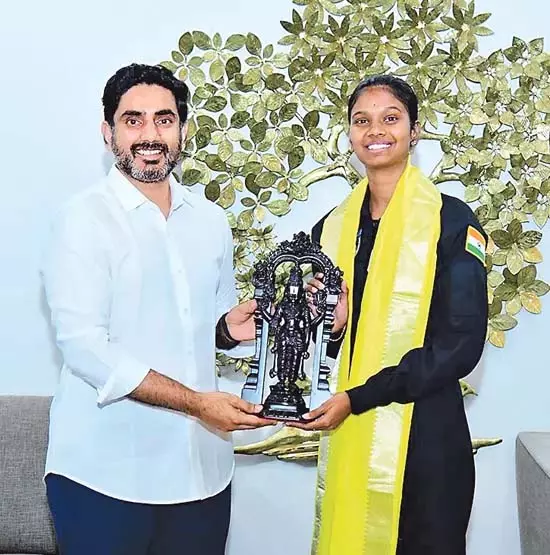 Andhra : अंतरिक्ष यात्री उम्मीदवार जाहन्वी ने मंत्री लोकेश से की मुलाकात Andhra : अंतरिक्ष यात्री उम्मीदवार जाहन्वी ने मंत्री लोकेश से की मुलाकात