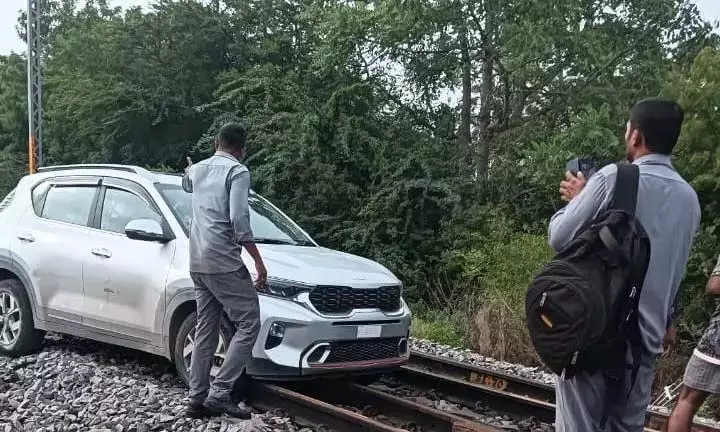 Telangana: चेवेल्ला में रेलवे ट्रैक पर कार चलाने वाली महिला को हिरासत में लिया गया Telangana: चेवेल्ला में रेलवे ट्रैक पर कार चलाने वाली महिला को हिरासत में लिया गया