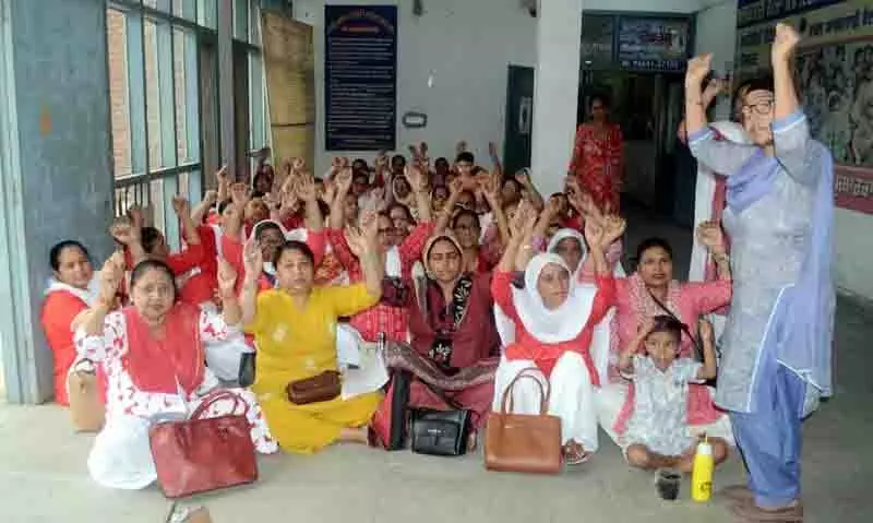 Anganwadi कार्यकर्ताओं ने सरकार के ‘निरंकुश’ आदेशों के खिलाफ प्रदर्शन किया Anganwadi कार्यकर्ताओं ने सरकार के ‘निरंकुश’ आदेशों के खिलाफ प्रदर्शन किया