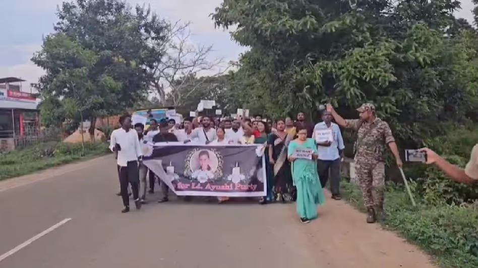 Assam : न्याय की मांग को लेकर कार्बी आंगलोंग में हजारों लोगों ने विरोध प्रदर्शन किया Assam : न्याय की मांग को लेकर कार्बी आंगलोंग में हजारों लोगों ने विरोध प्रदर्शन किया