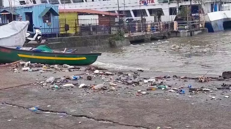 Goa के बारदेज़ में बेतिम फ़ेरी रैंप के पास कूड़ा तैरता हुआ देखा गया Goa के बारदेज़ में बेतिम फ़ेरी रैंप के पास कूड़ा तैरता हुआ देखा गया