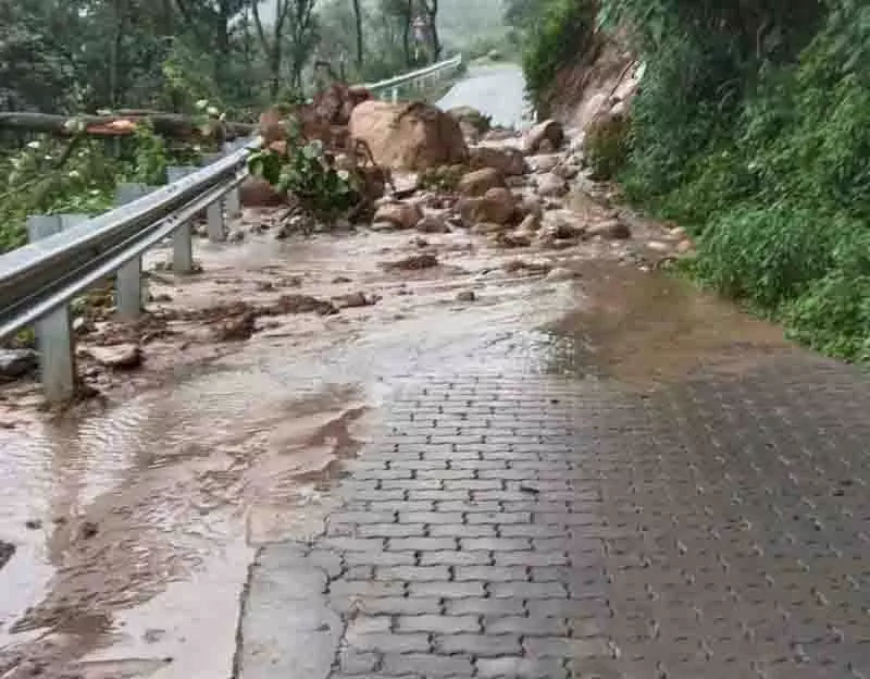 Palampur में प्रकृति के प्रकोप से जूझ रहा, नदियां उफान, बिजली गुल Palampur में प्रकृति के प्रकोप से जूझ रहा, नदियां उफान, बिजली गुल