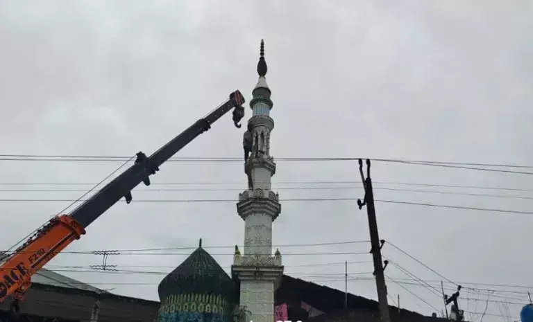 Assam: डिब्रूगढ़ में जल निकासी परियोजना के लिए 128 साल पुरानी मस्जिद गिराई गई Assam: डिब्रूगढ़ में जल निकासी परियोजना के लिए 128 साल पुरानी मस्जिद गिराई गई