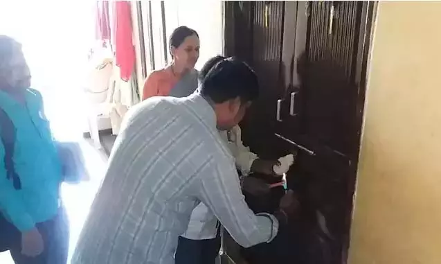 Hyderabad: बेटों द्वारा 90 वर्षीय मां को बेदखल करने के बाद अधिकारियों ने घर जब्त कर लिया Hyderabad: बेटों द्वारा 90 वर्षीय मां को बेदखल करने के बाद अधिकारियों ने घर जब्त कर लिया