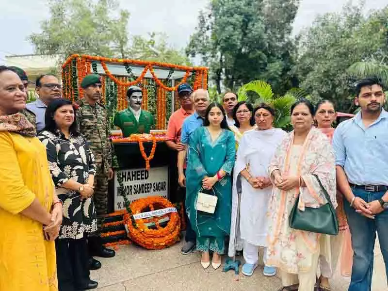 Kargil शहीद को 23वीं वर्षगांठ पर श्रद्धांजलि दी गई Kargil शहीद को 23वीं वर्षगांठ पर श्रद्धांजलि दी गई