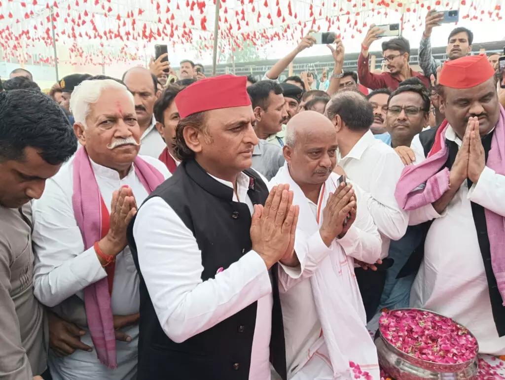 Farrukhabad: छोटे सिंह के अंत्येष्टि संस्कार में शामिल हुए अखिलेश यादव Farrukhabad: छोटे सिंह के अंत्येष्टि संस्कार में शामिल हुए अखिलेश यादव