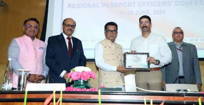 J&K पुलिस को उत्कृष्ट पासपोर्ट सत्यापन सेवाओं के लिए सम्मानित किया J&K पुलिस को उत्कृष्ट पासपोर्ट सत्यापन सेवाओं के लिए सम्मानित किया