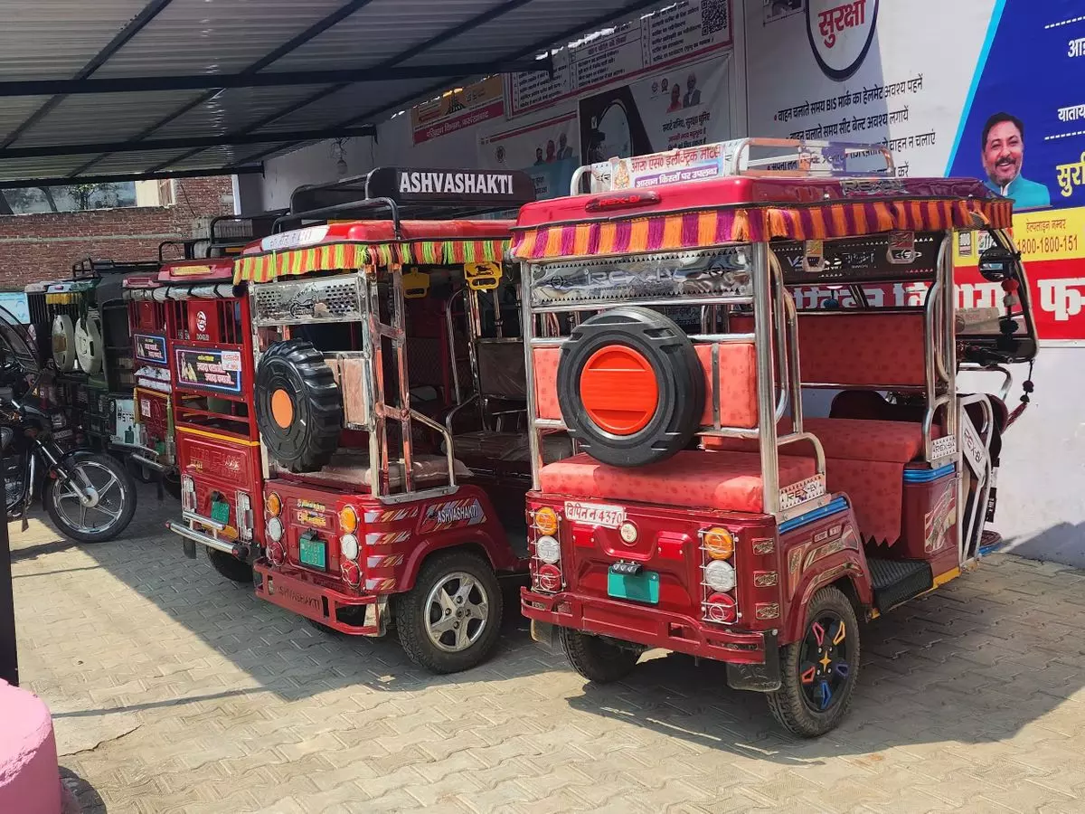 Farrukhabad: शहर की यातायात व्यवस्था पर बोझ बनते ई-रिक्शा Farrukhabad: शहर की यातायात व्यवस्था पर बोझ बनते ई-रिक्शा