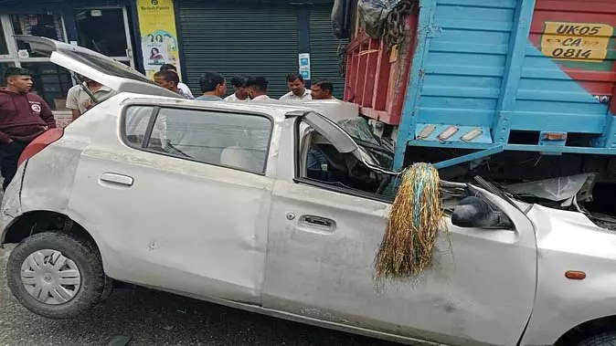 खड़े ट्रक से टकराई कार, हादसे में रोडवेज के रिटायर्ड कर्मी की जान गई खड़े ट्रक से टकराई कार, हादसे में रोडवेज के रिटायर्ड कर्मी की जान गई