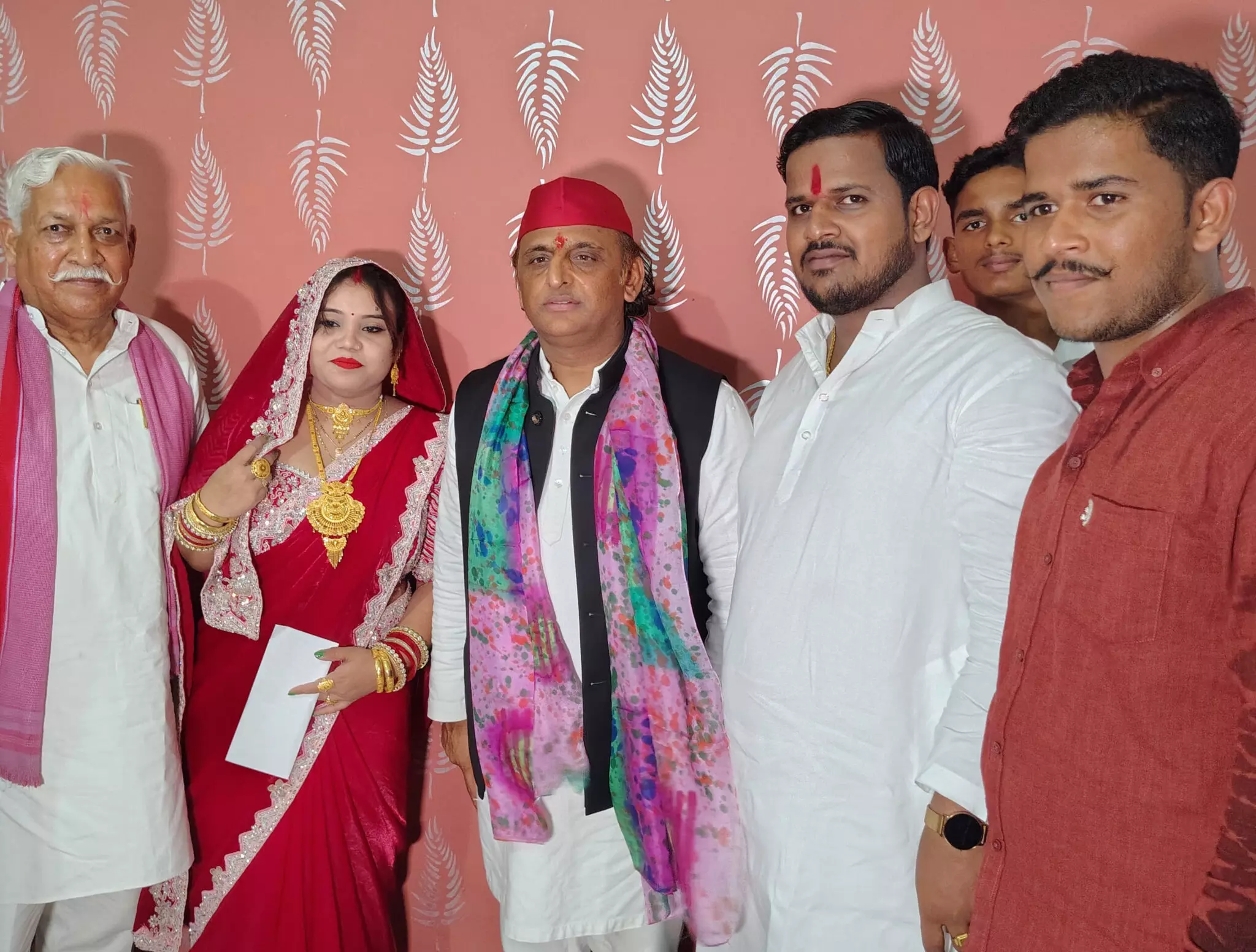 Farrukhabad: सपा प्रमुख ने जिलाध्यक्ष के घर पहुंचकर वर-वधू को शुभकामनाएं दीं Farrukhabad: सपा प्रमुख ने जिलाध्यक्ष के घर पहुंचकर वर-वधू को शुभकामनाएं दीं