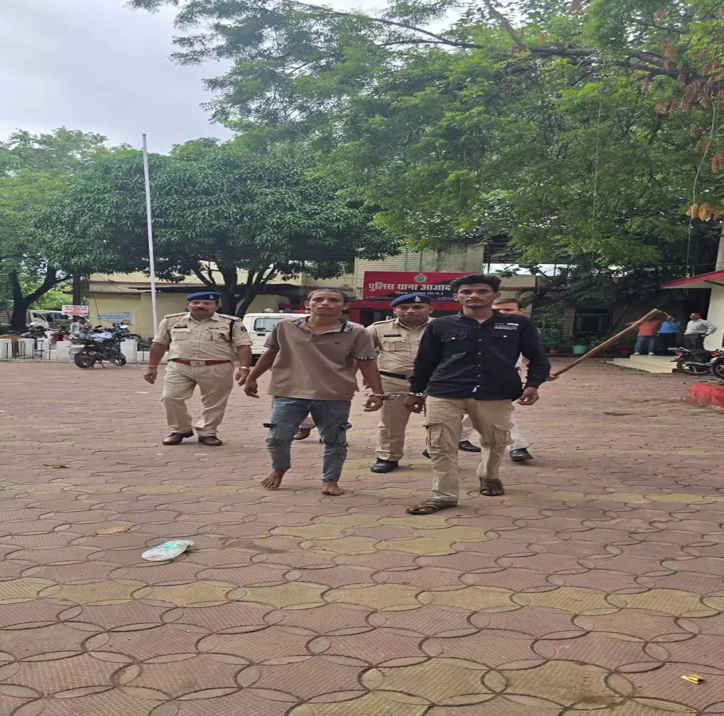 महिला का नहाते समय बनाया अश्लील वीडियो, पुलिस ने बदमाशों का निकाला जुलूस महिला का नहाते समय बनाया अश्लील वीडियो, पुलिस ने बदमाशों का निकाला जुलूस