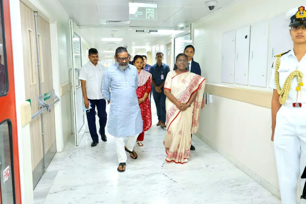 Ranchi: राष्ट्रपति द्रौपदी मुर्मू ने अस्पताल जाकर शिबू सोरेन के स्वास्थ्य की ली जानकारी Ranchi: राष्ट्रपति द्रौपदी मुर्मू ने अस्पताल जाकर शिबू सोरेन के स्वास्थ्य की ली जानकारी