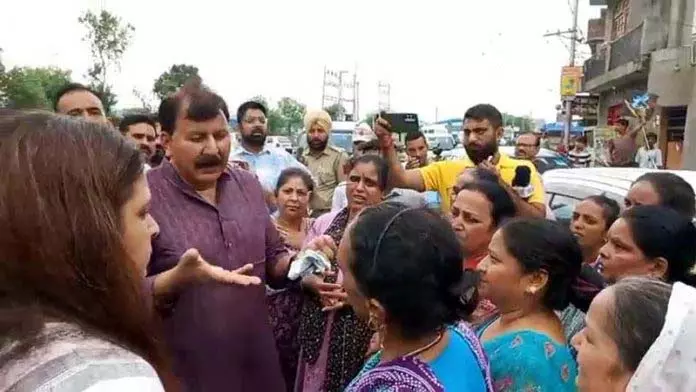 Jammu: भगवती नगर में जल संकट के खिलाफ निवासियों ने किया प्रदर्शन Jammu: भगवती नगर में जल संकट के खिलाफ निवासियों ने किया प्रदर्शन