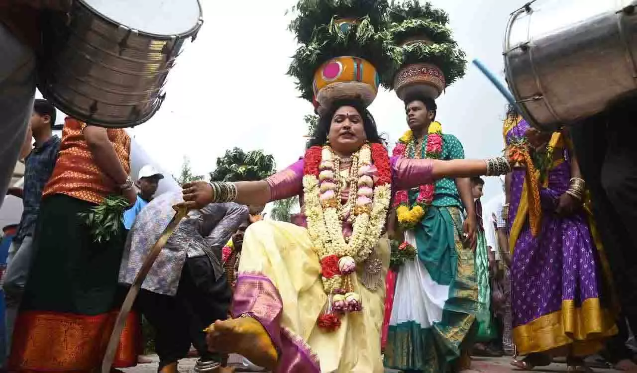 Golconda किले में बोनालु उत्सव के अनुष्ठानों के लिए भक्तों की भीड़ उमड़ी Golconda किले में बोनालु उत्सव के अनुष्ठानों के लिए भक्तों की भीड़ उमड़ी