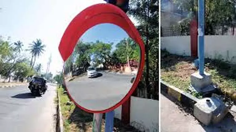Mapusa में यातायात संबंधी अंधे स्थानों पर अंकुश लगाने के लिए उत्तल दर्पण लगाए गए Mapusa में यातायात संबंधी अंधे स्थानों पर अंकुश लगाने के लिए उत्तल दर्पण लगाए गए