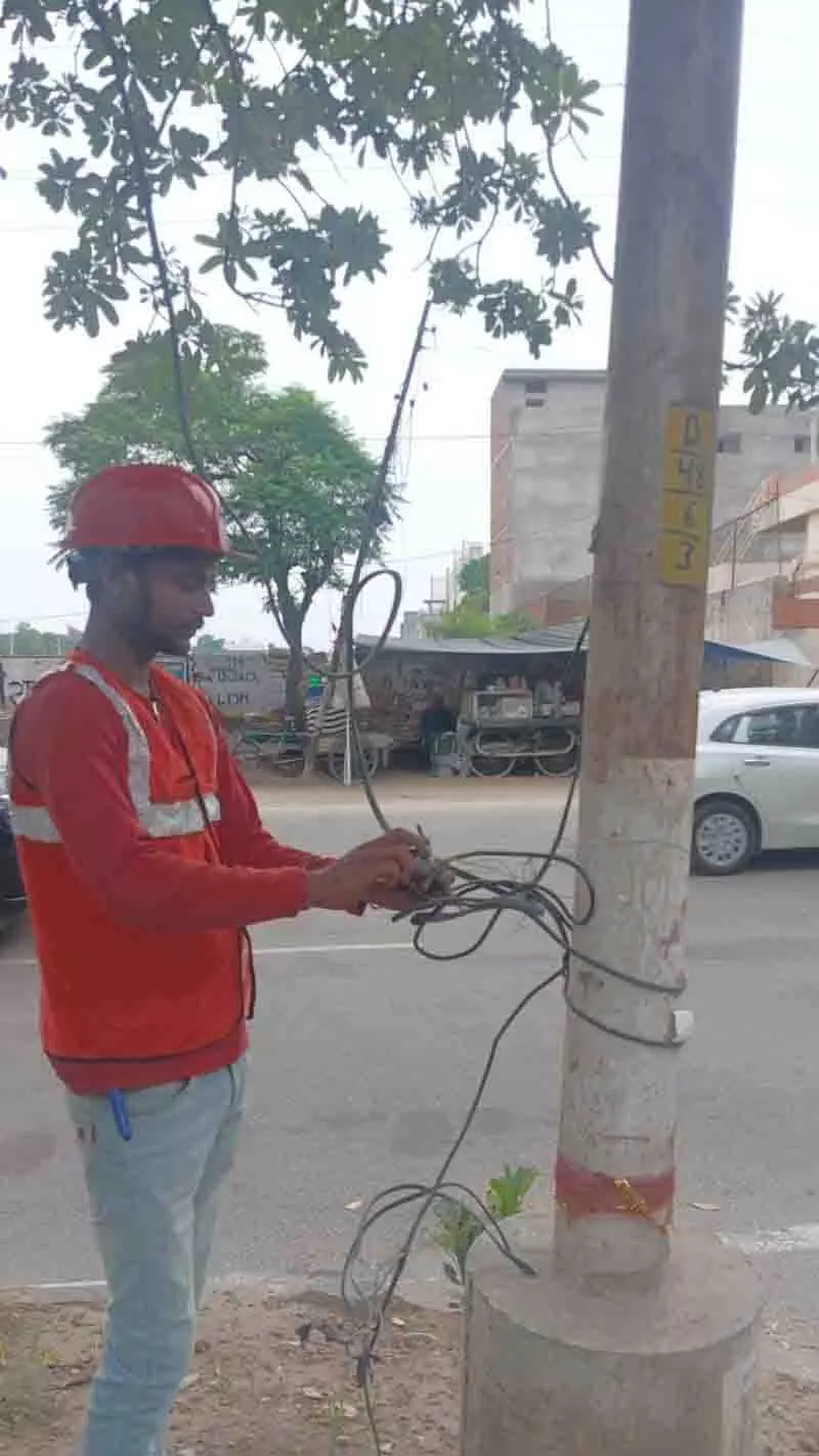 खंभों पर खुले तारों के जोड़ों की जांच के लिए विशेष MC टीमें तैनात की गईं खंभों पर खुले तारों के जोड़ों की जांच के लिए विशेष MC टीमें तैनात की गईं