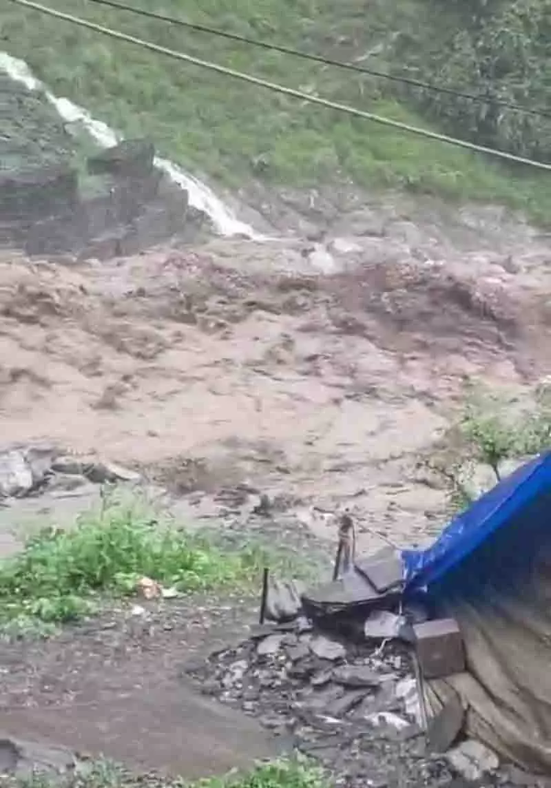Dharamsala में भारी बारिश से जनजीवन अस्त-व्यस्त, 2 मजदूर डूबे Dharamsala में भारी बारिश से जनजीवन अस्त-व्यस्त, 2 मजदूर डूबे