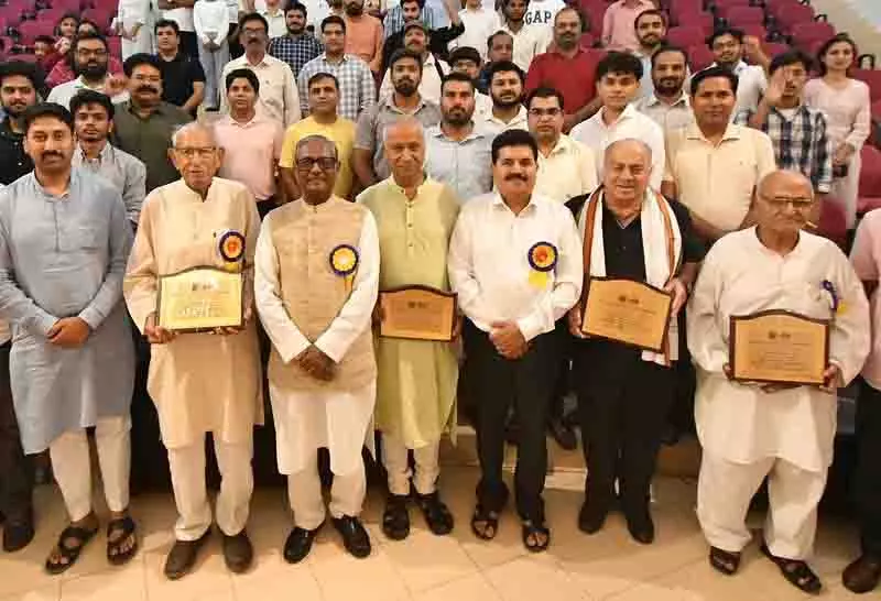 Chandigarh: आपातकाल के दौरान जेल में कपड़े उतारे गए, यातनाएं दी गईं, दवा नहीं दी गई Chandigarh: आपातकाल के दौरान जेल में कपड़े उतारे गए, यातनाएं दी गईं, दवा नहीं दी गई