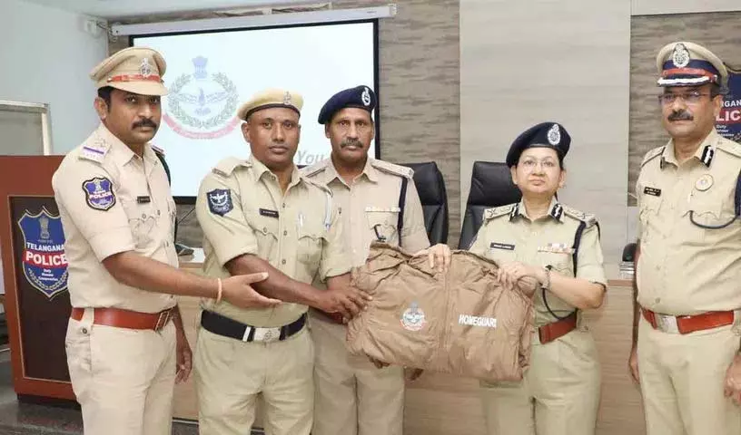 होमगार्डों को रेनकोट वितरित होमगार्डों को रेनकोट वितरित