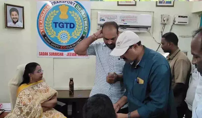 ACB अधिकारियों ने तिरुमलागिरी आरटीओ कार्यालय का औचक निरीक्षण किया ACB अधिकारियों ने तिरुमलागिरी आरटीओ कार्यालय का औचक निरीक्षण किया