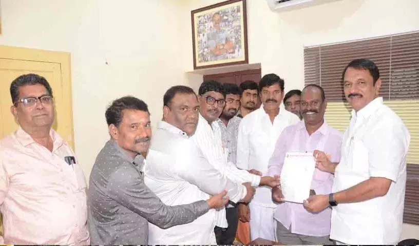 हम बढ़ती आबादी के अनुरूप जल निकासी व्यवस्था का नवीनीकरण करेंगे हम बढ़ती आबादी के अनुरूप जल निकासी व्यवस्था का नवीनीकरण करेंगे