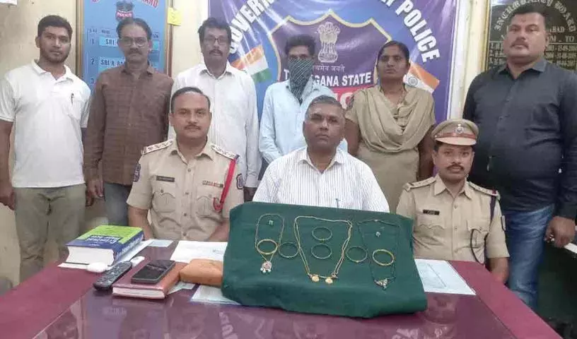 ट्रेन चोरी में शामिल व्यक्ति गिरफ्तार.. 20 लाख रुपये के सोने के आभूषण जब्त ट्रेन चोरी में शामिल व्यक्ति गिरफ्तार.. 20 लाख रुपये के सोने के आभूषण जब्त