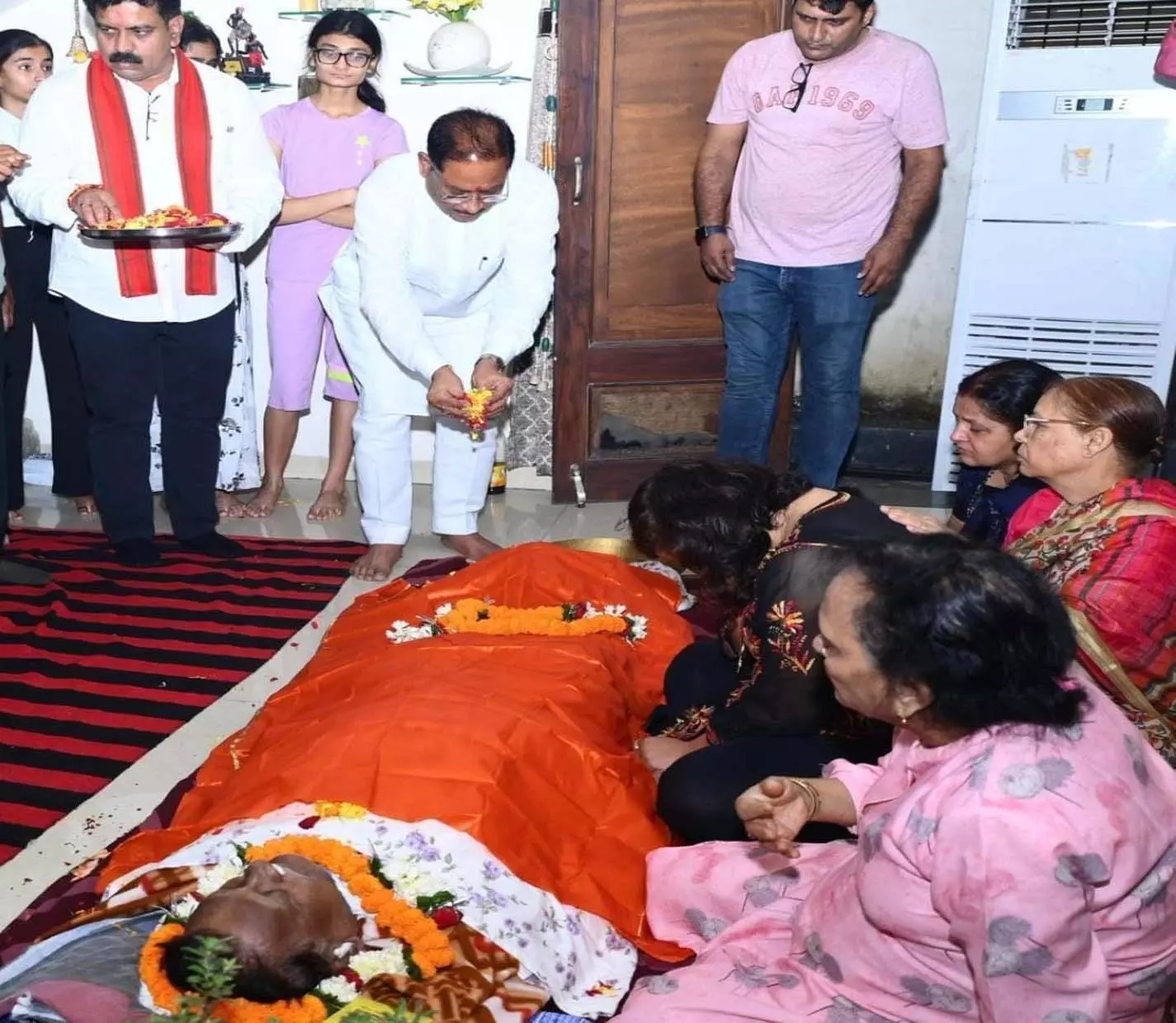 मुख्यमंत्री विष्णुदेव साय ने पद्मश्री डॉ. सुरेंद्र दुबे को दी श्रद्धांजलि मुख्यमंत्री विष्णुदेव साय ने पद्मश्री डॉ. सुरेंद्र दुबे को दी श्रद्धांजलि