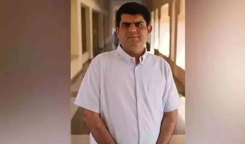 असिस्टेंट प्रोफेसर ने पत्नी के देखते ही बिल्डिंग से कूदकर आत्महत्या कर ली असिस्टेंट प्रोफेसर ने पत्नी के देखते ही बिल्डिंग से कूदकर आत्महत्या कर ली