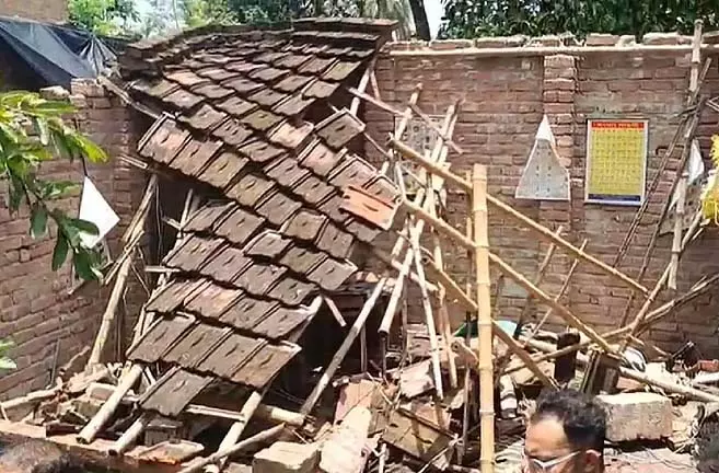 मुर्शिदाबाद में आईसीडीएस केंद्र की छत गिरने से हादसा मुर्शिदाबाद में आईसीडीएस केंद्र की छत गिरने से हादसा