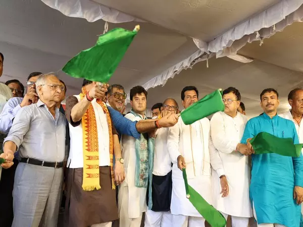 सिंधिया ने ग्वालियर-बेंगलुरु एक्सप्रेस को दिखाई हरी झंडी, CM व रेल मंत्री रहे वर्चुअली मौजूद सिंधिया ने ग्वालियर-बेंगलुरु एक्सप्रेस को दिखाई हरी झंडी, CM व रेल मंत्री रहे वर्चुअली मौजूद