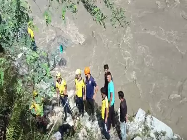 Rudraprayag में बस के नदी में गिरने से तीन लोगों की मौत, कई घायल Rudraprayag में बस के नदी में गिरने से तीन लोगों की मौत, कई घायल