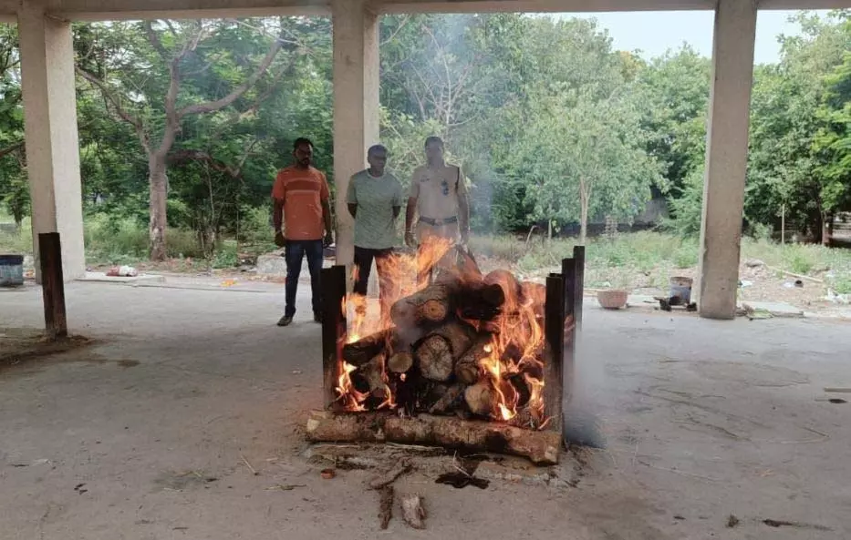 किशोर पैकरा का अंतिम संस्कार पुलिस ने कराया, परिवार ने दिखाया मुंह मोड़ा किशोर पैकरा का अंतिम संस्कार पुलिस ने कराया, परिवार ने दिखाया मुंह मोड़ा