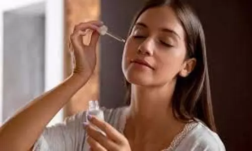 Skin Care: इन आसान तरीकों से घर पर बनाएं नेचुरल फेस सीरम, त्वचा रहेगी ग्लोइंग