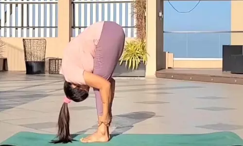 Easy Yoga For Office: ऑफिस में कुर्सी पर बैठते ही होता है बदन दर्द, तो पांच मिनट निकाल कर करें ये योगासन