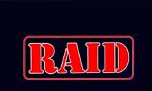 Jalandhar: पुलिस की छापेमारी, मौके पर मची अफरा-तफरी Jalandhar: पुलिस की छापेमारी, मौके पर मची अफरा-तफरी