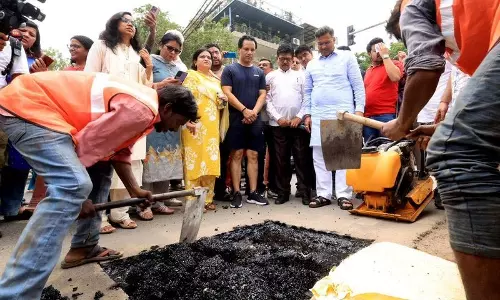 मानसून से पहले पीडब्ल्यूडी ने एक दिन में भरे 3,433 गड्ढे