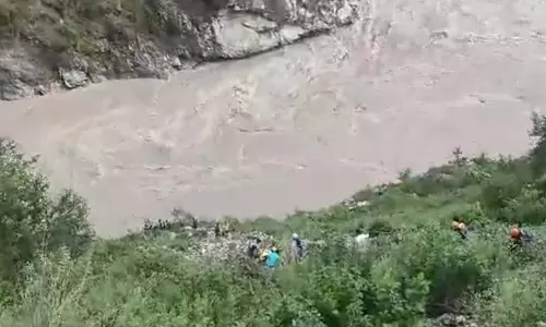बस के नदी में गिरने से एक की मौत, कई लोग घायल बस के नदी में गिरने से एक की मौत, कई लोग घायल