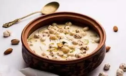 Recipe: भोले के लिए ऐसे बनाएं मखाने की खीर का प्रसाद Recipe: भोले के लिए ऐसे बनाएं मखाने की खीर का प्रसाद