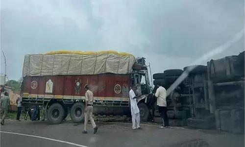Himachal Pradesh: ट्रक पलटने से 2 लोग कुचले गए, अन्य घायल