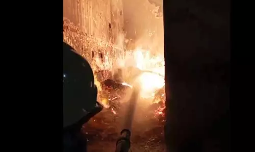 रॉ मटेरियल जलकर खाक, कड़ी मशक्कत के बाद आग पर पाया गया काबू