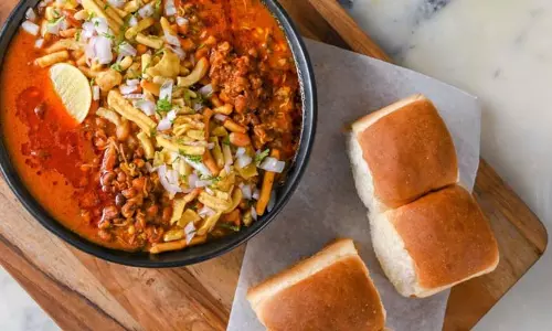 Misal Pav: घर पर स्ट्रीट फूड का मजा लेना चाहते हैं तो ये डिश है परफेक्ट