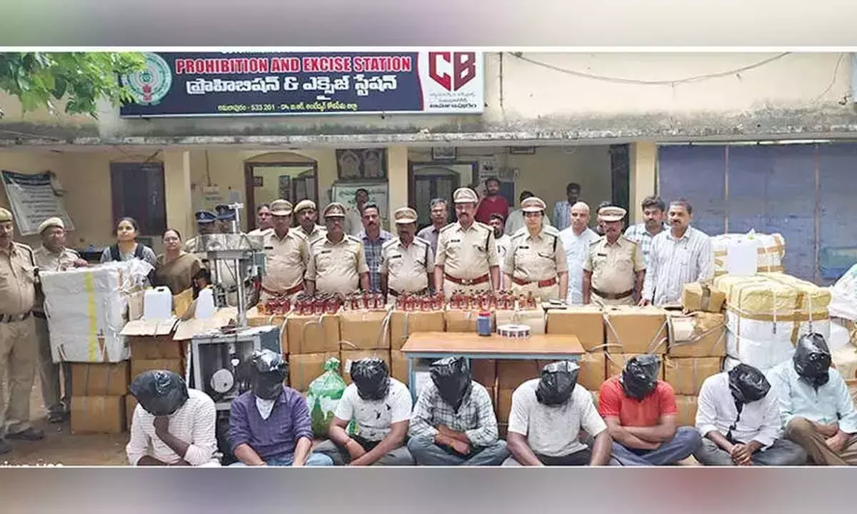 Andhra: तीन नकली शराब बनाने वाली इकाइयों का भंडाफोड़, 14 गिरफ्तार