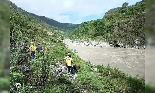 Uttarakhand : बस अलकनंदा नदी में गिरी, बचाव कार्य जारी; 11 लापता Uttarakhand : बस अलकनंदा नदी में गिरी, बचाव कार्य जारी; 11 लापता