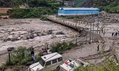 हिमाचल प्रदेश में बादल फटने से दो लोगों की मौत, 23 के बाढ़ में बह जाने की आशंका हिमाचल प्रदेश में बादल फटने से दो लोगों की मौत, 23 के बाढ़ में बह जाने की आशंका