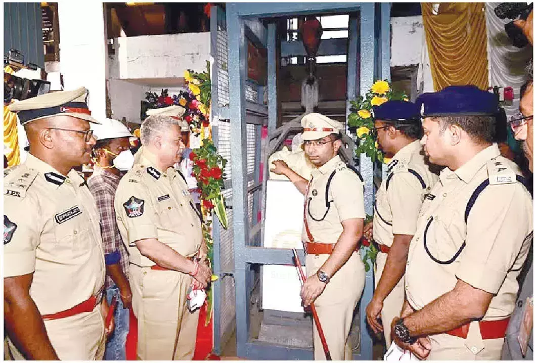 Andhra: पुलिस ने गांजा की समस्या को खत्म करने के लिए लोगों से सहयोग मांगा Andhra: पुलिस ने गांजा की समस्या को खत्म करने के लिए लोगों से सहयोग मांगा