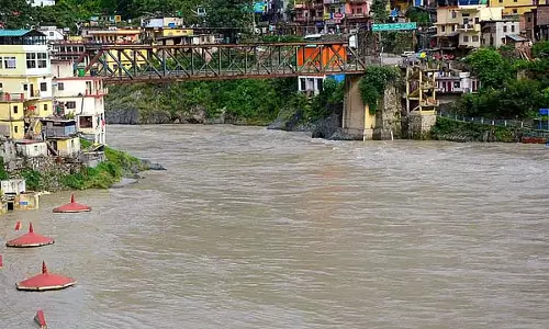Uttarakhand : तीर्थयात्रियों को ले जा रहा वाहन अलकनंदा नदी में गिरा, दो की मौत, 10 लापता Uttarakhand : तीर्थयात्रियों को ले जा रहा वाहन अलकनंदा नदी में गिरा, दो की मौत, 10 लापता