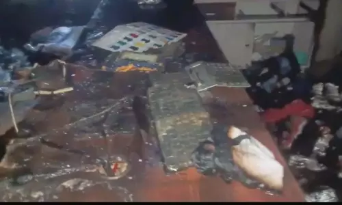 Odisha : राजधानी में मां तारिणी वस्त्रालय गोदाम में भीषण आग, एक की हालत गंभीर Odisha : राजधानी में मां तारिणी वस्त्रालय गोदाम में भीषण आग, एक की हालत गंभीर