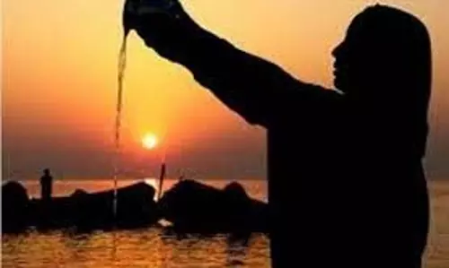 Surya Arghya: सूर्य देव को जल चढ़ाने से होते हैं ये विशेष लाभ, जानें अर्घ्य देने के नियम Surya Arghya: सूर्य देव को जल चढ़ाने से होते हैं ये विशेष लाभ, जानें अर्घ्य देने के नियम