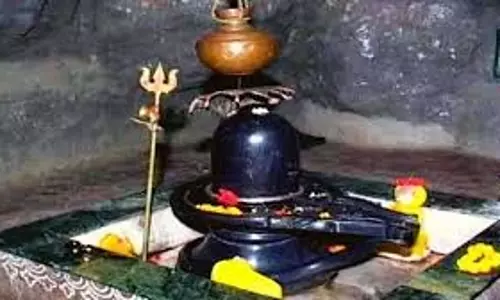 Sawan 2025 Jalabhishek:  सावन में कैसे चढ़ाएं शिवलिंग पर जल, खड़ा होना या बैठना
